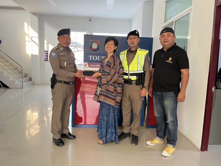 ตร.ทท. อุดร ช่วยเหลือนักท่องเที่ยวชาวจีน ตามหามือถือหายและส่งคืน